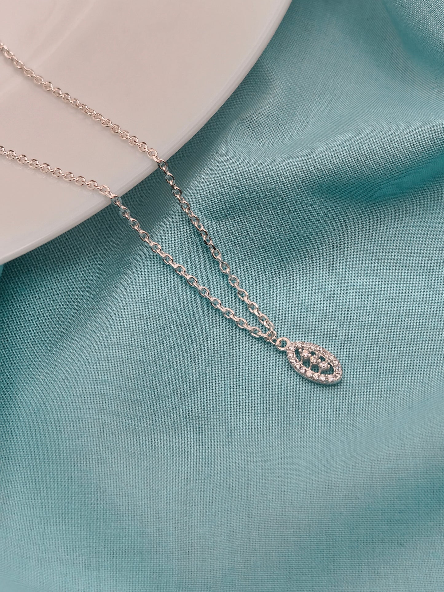 Eterna Oval Silver Pendant Chain